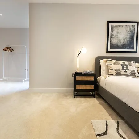 The Hampstead Place - Elegant 3bdr Flat With Patio Apartman *