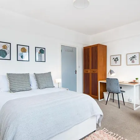King With A Shared Kitchen And Bathroom In A 5-bedroom House At Hanwell