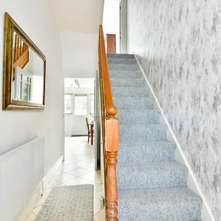King With A Shared Kitchen And Bathroom In A 5-bedroom House At * Hanwell