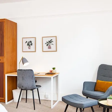 King With A Shared Kitchen And Bathroom In A 5-bedroom House At アパートホテル Hanwell