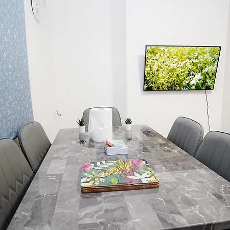 Tranquil Haven Cozy 2-bed Apt With Private Garde Appartamento