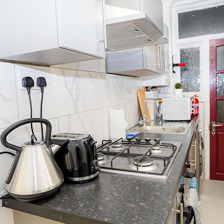 Tranquil Haven Cozy 2-bed Apt With Private Garde Londra