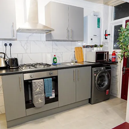 Tranquil Haven Cozy 2-bed Apt With Private Garde Appartamento *
