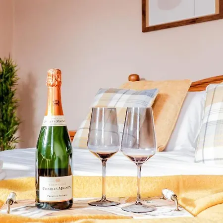 Stunning 5 Bed House In Clapham - Free Wifi! *