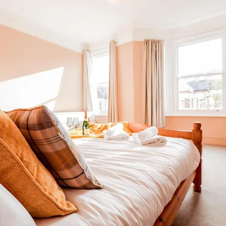 Holiday home Stunning 5 Bed House In Clapham - Free Wifi! London