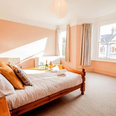 Stunning 5 Bed House In Clapham - Free Wifi! London