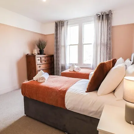 Stunning 5 Bed House In Clapham - Free Wifi!