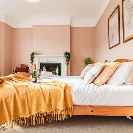 Stunning 5 Bed House In Clapham - Free Wifi! Holiday home London