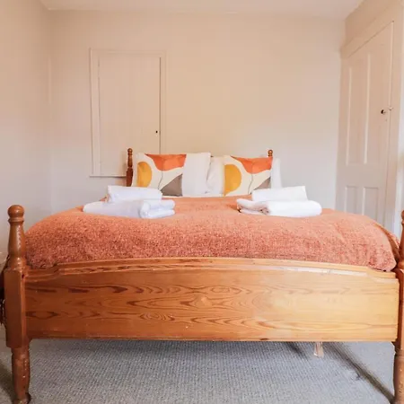 Stunning 5 Bed House In Clapham - Free Wifi!