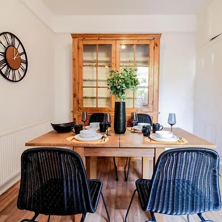 Stunning 5 Bed House In Clapham - Free Wifi! London