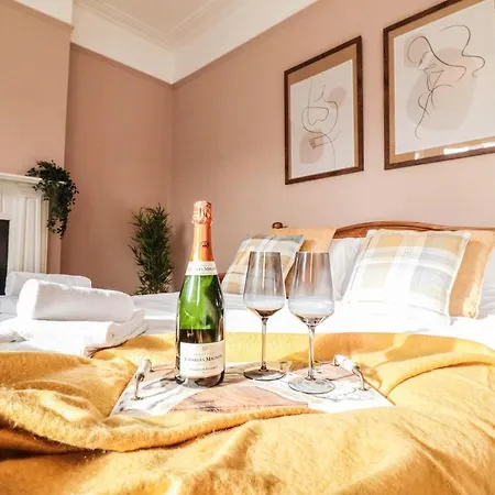 Stunning 5 Bed House In Clapham - Free Wifi! Holiday home London