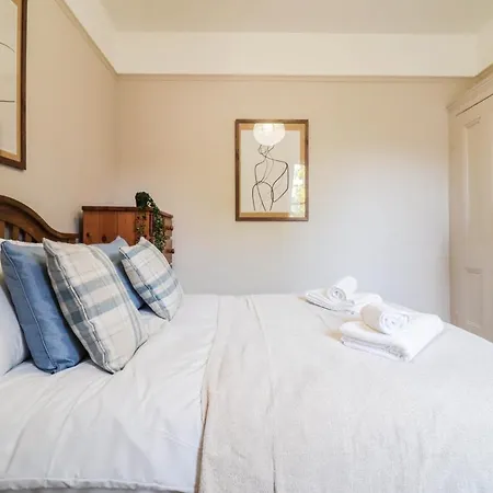 Holiday home Stunning 5 Bed House In Clapham - Free Wifi! *
