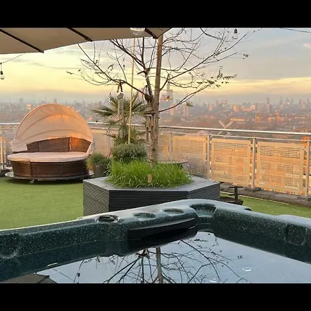 The Skyline Penthouse ホームステイ *