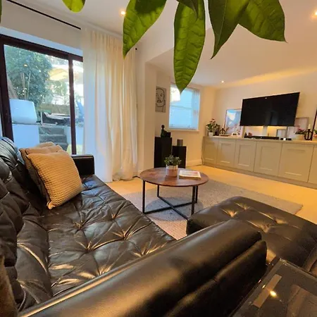Cozy 2-bedroom Retreat With Modern Amenities Villa
