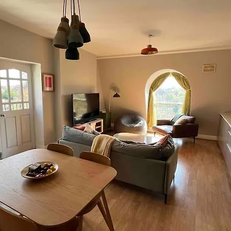 Peaceful Bright City Hide Away With Parking Apartment London