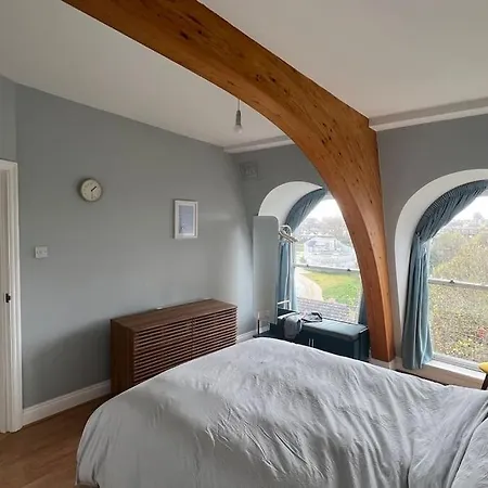 Peaceful Bright City Hide Away With Parking Apartment *