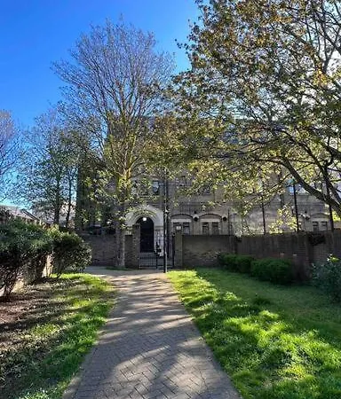 Peaceful Bright City Hide Away With Parking