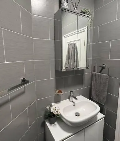 Apartment Peaceful Bright City Hide Away With Parking