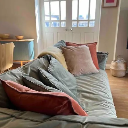 Peaceful Bright City Hide Away With Parking Apartment London