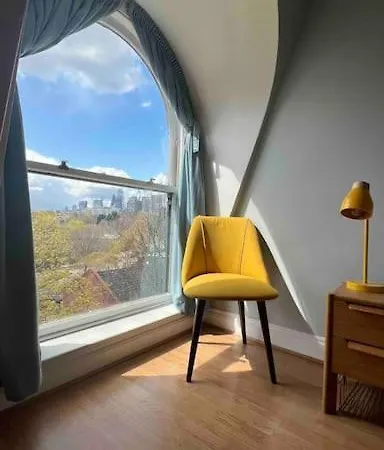 Peaceful Bright City Hide Away With Parking