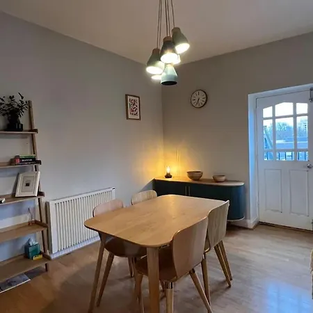 Peaceful Bright City Hide Away With Parking Apartment *