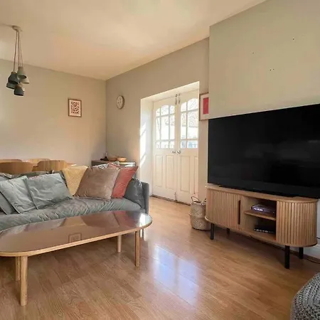 Peaceful Bright City Hide Away With Parking Apartment London