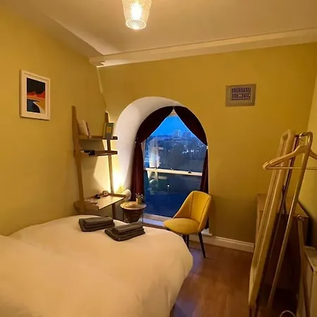 Peaceful Bright City Hide Away With Parking