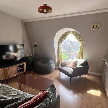 Peaceful Bright City Hide Away With Parking * London