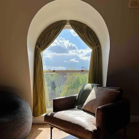 Peaceful Bright City Hide Away With Parking Apartment London