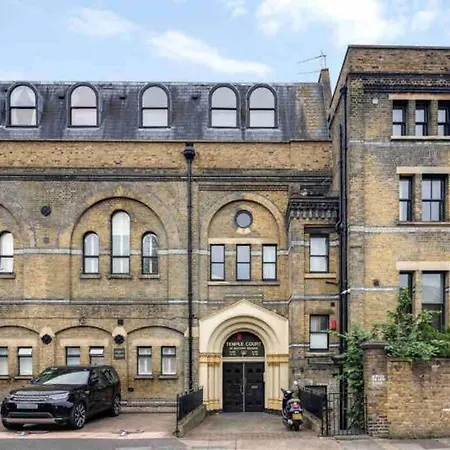 Peaceful Bright City Hide Away With Parking Apartment London