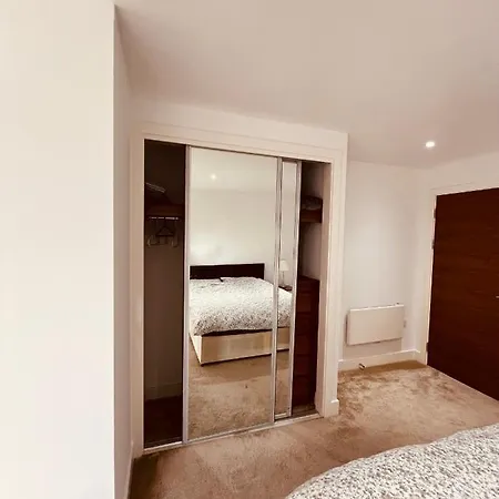 Morden 1 Bed Flat, Napier House, Bromyard Ave Apartment *