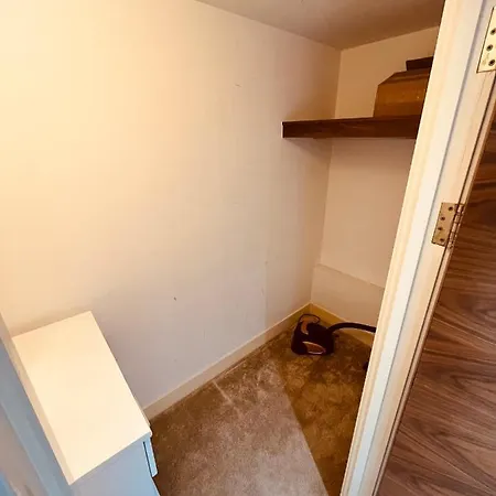 Apartment Morden 1 Bed Flat, Napier House, Bromyard Ave London