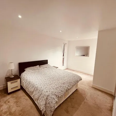Morden 1 Bed Flat, Napier House, Bromyard Ave Apartment *