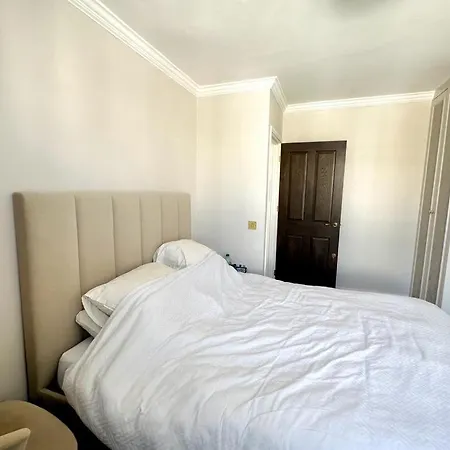 Stunning 2 Bed In Kensington Apartment *