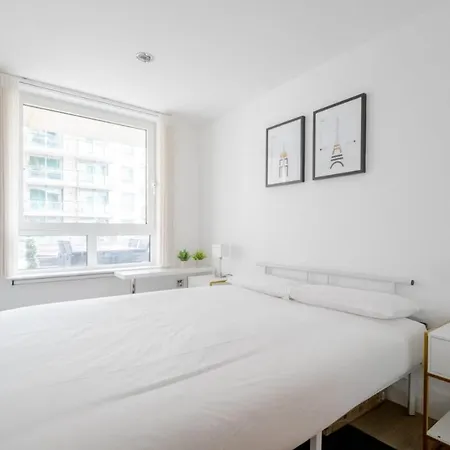 Apartment 2bd Flat W River View Balcony - Vauxhall! London