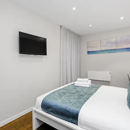 Spacious 1 Bedroom Flat *