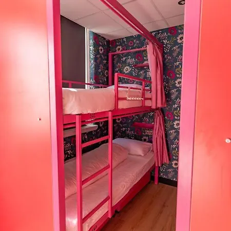 Hostelle - Women Only
