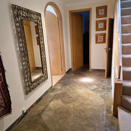 Stunning 5 Bedroom Putney House *