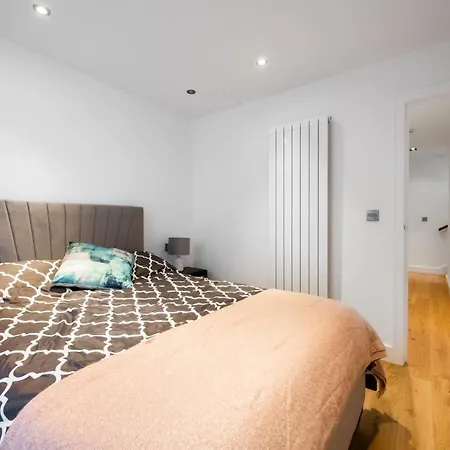 2 Bed Flat In Clapham Common *