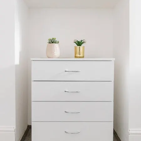 Spacious Apt In Central