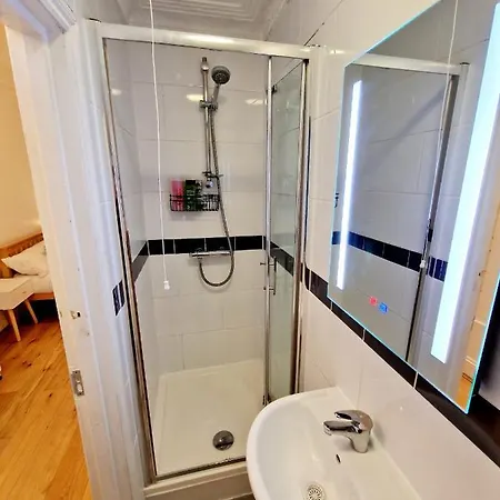 Apartamento Lovely Ground Floor With High Ceiling And A Private Garden With Deck By Earl's Court Station