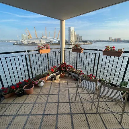 Very Large Ensuite With Wonderful View Over The River Thames In A Peaceful & Calm Residential Building - Shared Flat With 1 Host Habitación en casa particular