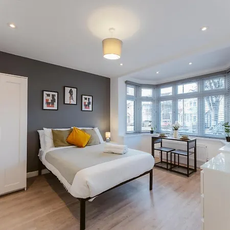 Apartment Studio Perivale