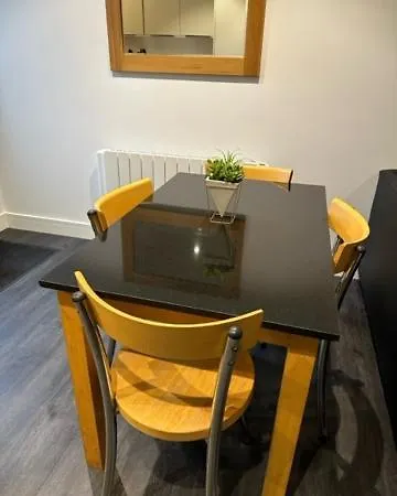 Stunning Flat With Parking Free Near Sutton Station Apartment *