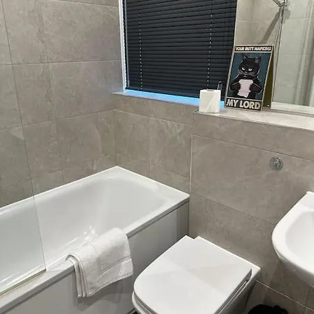 Stunning Flat With Parking Free Near Sutton Station *