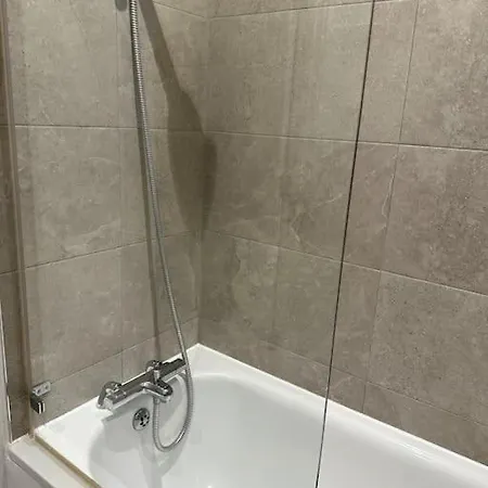 Apartment Stunning Flat With Parking Free Near Sutton Station *