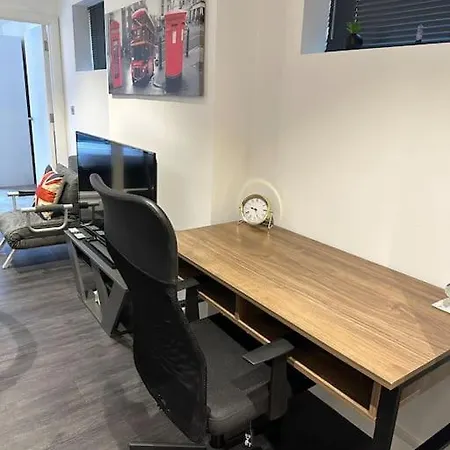 Stunning Flat With Parking Free Near Sutton Station Apartment