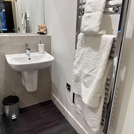 Stunning Flat With Parking Free Near Sutton Station