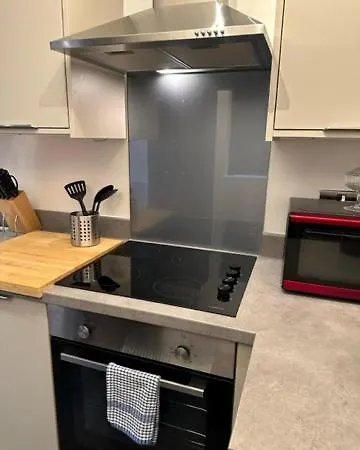 Stunning Flat With Parking Free Near Sutton Station Apartment