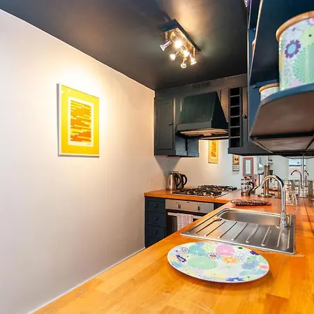 Italianflat - Kilburn Art Style London